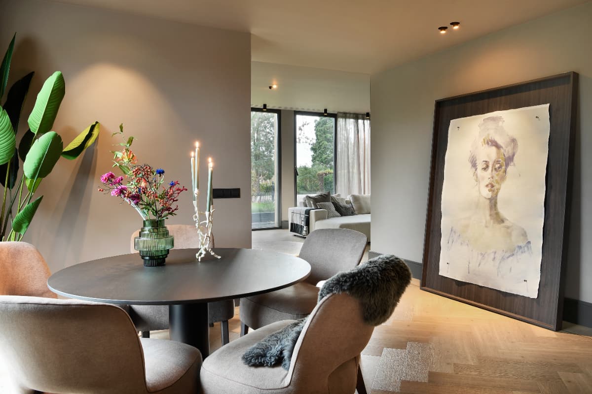 Stijlvolle badkamer met natuurlijke materialen en sfeerverlichting
