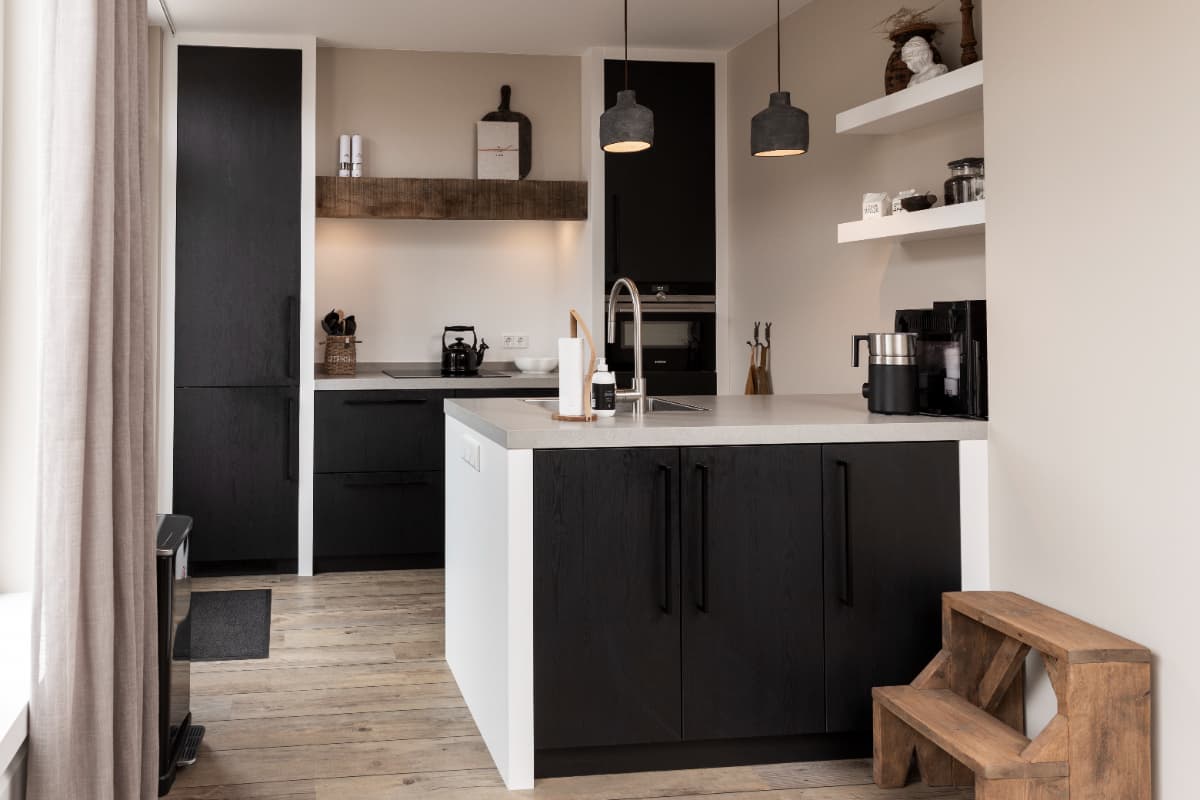 Vrijstaand modern woonhuis met houten gevel