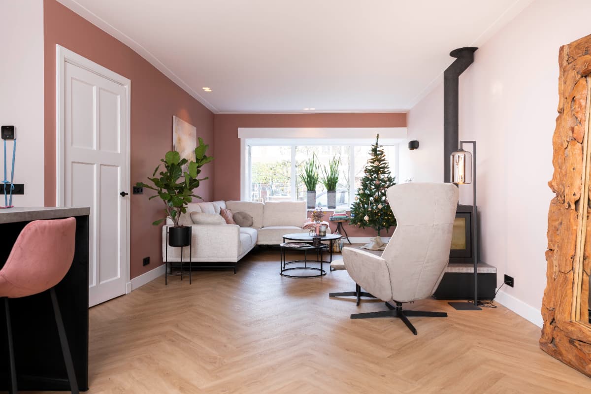 Sfeervol interieur met warme houten accenten en grote ramen