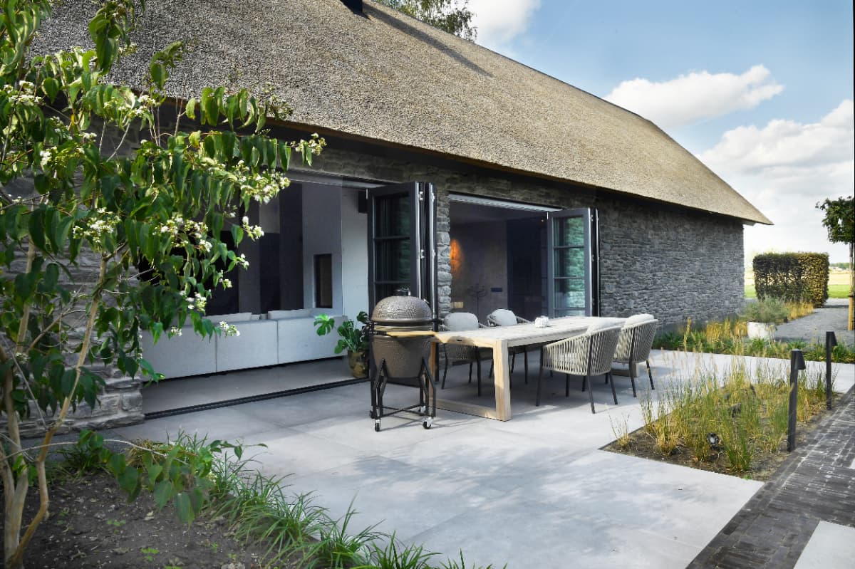 Strakke moderne keuken met kookeiland