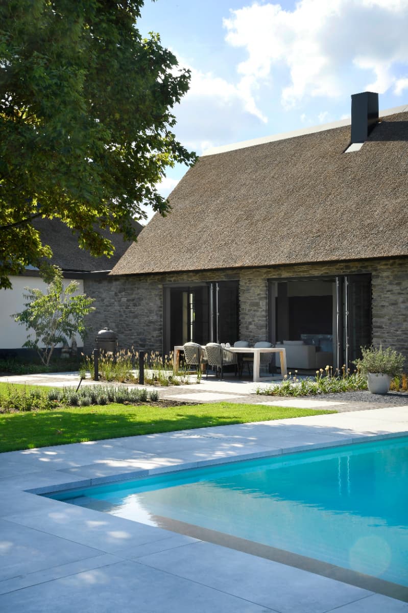 Moderne villa met buitenruimte en zwembad